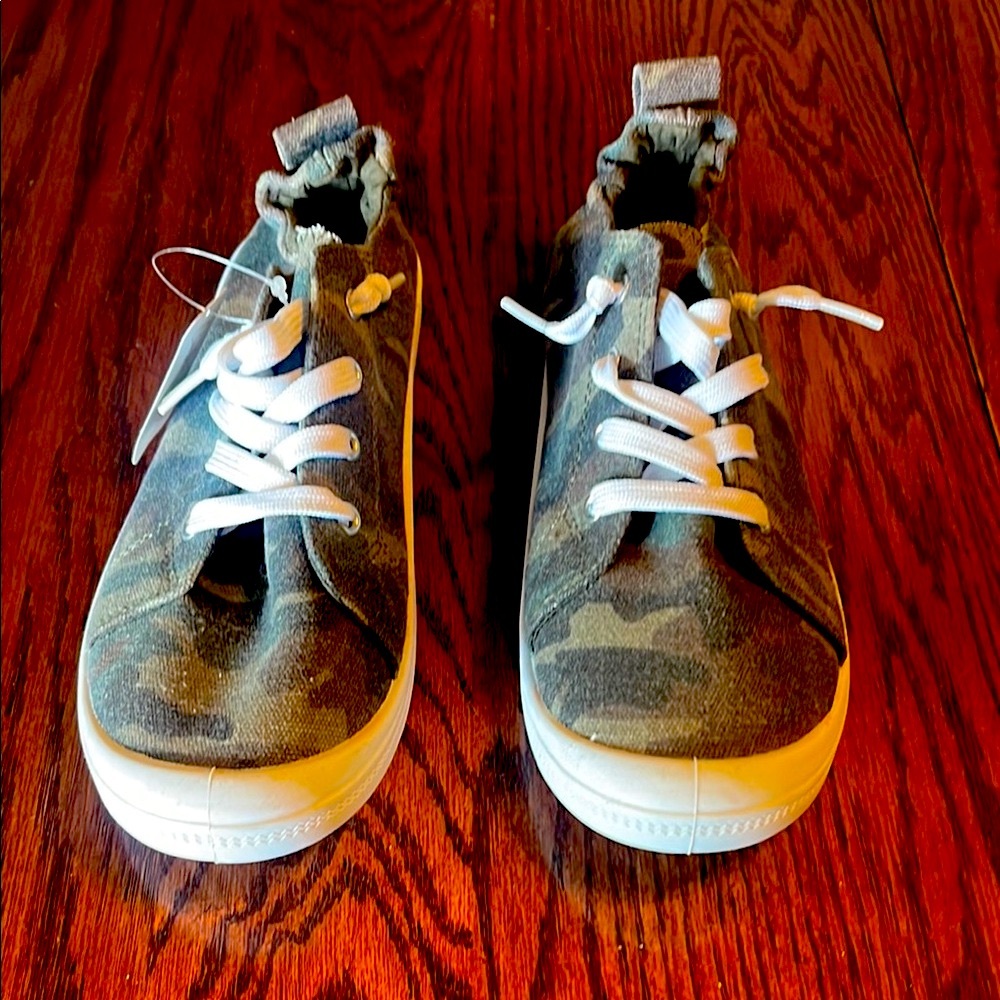 NWT Stylish Camouflage Sneakers